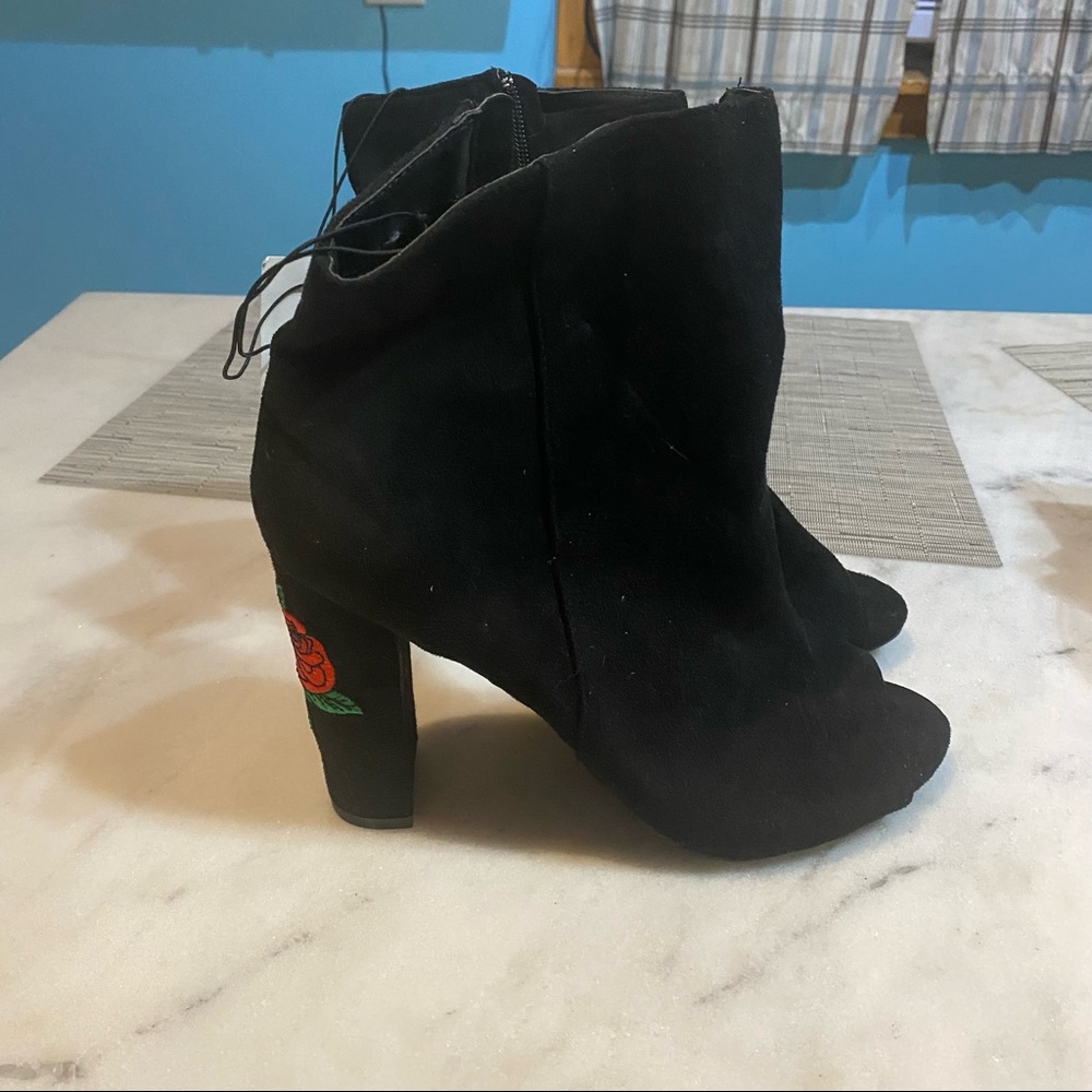 Open-toed ankle boots with rose detailing